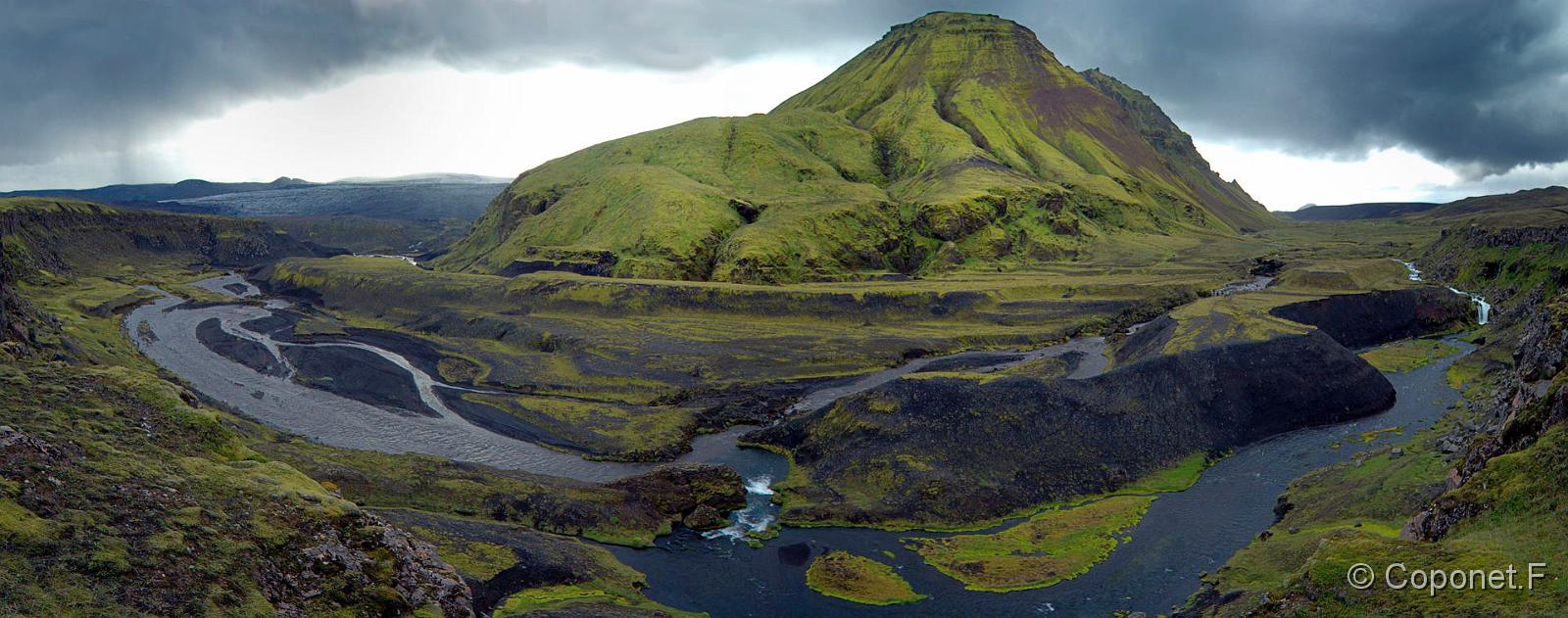 003 Islande 2009.jpg - Panorama 2 photos , en contournant le Mt Oldufell